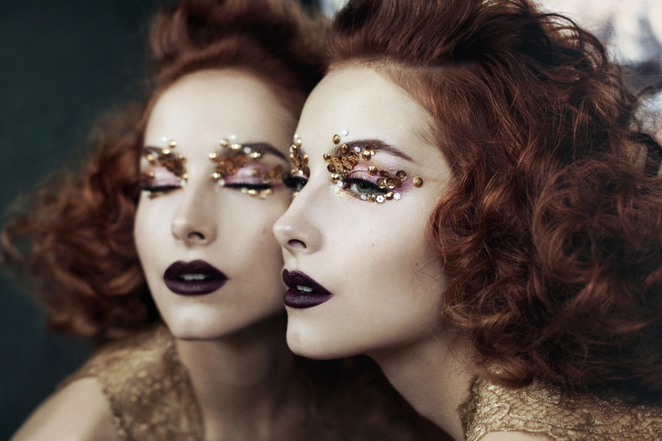 Photographie de portrait d'une femme maquillée comme au cabaret